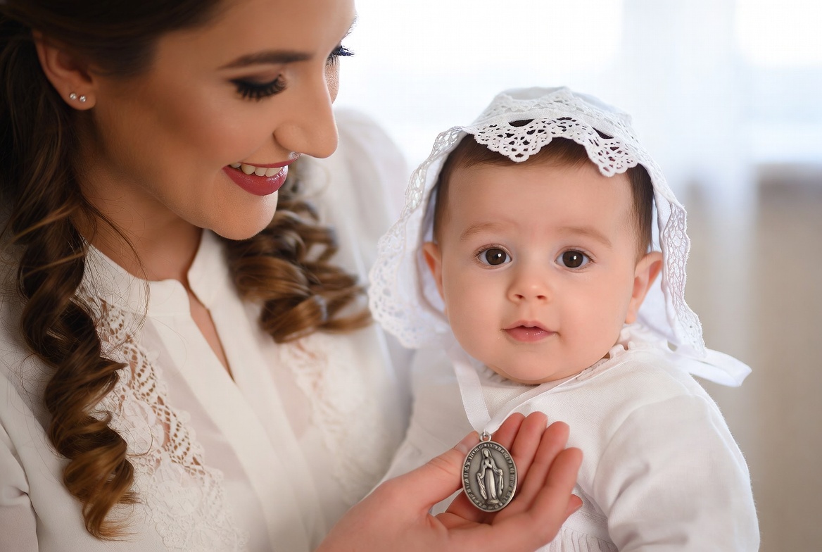 Découvrez la médaille parfaite pour un baptême réussi.
